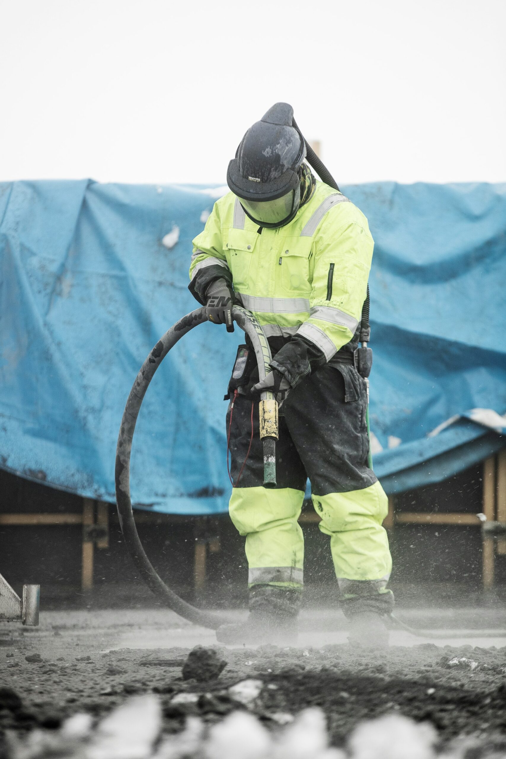 Arbejde med blæseslange i fuldt sikkerhedsudstyr